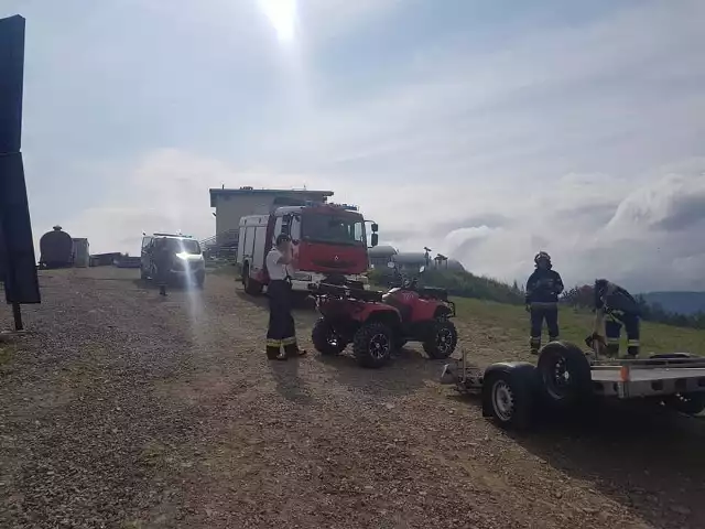 Na górze Żar strażacy szukają źródła wycieku gazu