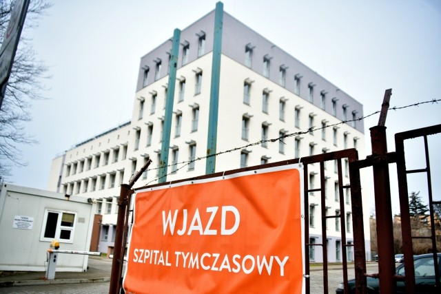 Covidowy szpital tymczasowy w Radomiu przyjmuje pacjentów w lżejszym stanie. W piątek większość łóżek była tam zajęta.