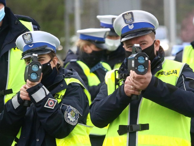 Przekraczanie dozwolonej prędkości w obszarze zabudowanym to częsta przyczyna wypadków. Długa, prosta, gładka droga zachęca do mocniejszego naciśnięcia gazu. Eksperci od ruchu drogowego dostrzegają w tym największe zagrożenie m.in. dla pieszych, ale nie tylko. Skutki zderzeń samochodów, nawet tych najnowocześniejszych, wyposażonych w rozmaite systemy bezpieczeństwa bywają tragiczne przy większych prędkościach. Niektórych praw fizyki po prostu nie da się oszukać. Eksperci zwracają też uwagę, że kierowca poruszający się z nadmierną prędkością zmniejsza szanse innych uczestników ruchu na odpowiednią reakcję. A przekraczanie dozwolonej prędkości w aglomeracjach miejskich wcale nie przyśpiesza czasu przejazdu. Powoduje jedynie, że podróż jest mniej płynna, wpływa na szybsze zużycie elementów eksploatacyjnych pojazdu, zwiększa zużycie paliwa, jest mniej ekologiczna i bardziej niebezpieczna. Cykle sygnalizacji świetlnej są obliczone dla pojazdów poruszających się z dozwoloną na danym odcinku prędkością. Jadąc za szybko, nie złapiemy tzw. zielonej fali. Pamiętać należy też, że policjanci znają miejsca, gdzie piraci drogowi najczęściej przekraczają prędkość. Wyposażeni w nieoznakowane radiowozy i najnowsze urządzenia pomiarowe są bezlitośni dla takich wykroczeń. Wysoki mandat, lub utrata prawa jazdy, to najmniejsza kara. Największą może być ciężkie kalectwo lub utrata życia - własnego lub niewinnych, przypadkowych osób.Oto trasy piratów drogowych we Wrocławiu. Do kolejnych slajdów można przejść za pomocą strzałek, lub gestów.