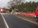 Wypadek na DK12 w Długich Nowych. Zablokowana droga i ciężarówka w rowie