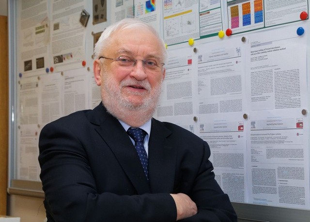 Prof. Krzysztof Abramski jest kierownikiem Katedry Teorii Pola, Układów Elektronicznych i Optoelektroniki