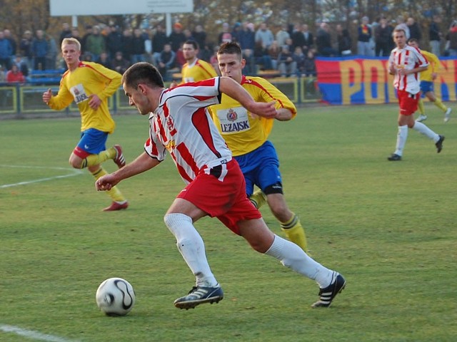 Pogon (zólto-czerwone stroje) pierwszy raz w tym sezonie przegrala na swoim boisku ulegając Orlowi 1-2.