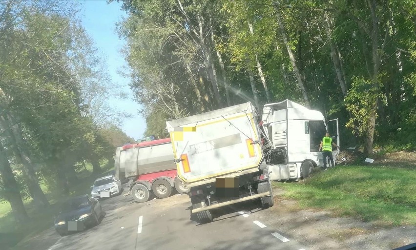 - Ze wstępnych ustaleń wynika, że jeden tirów, jadący z...