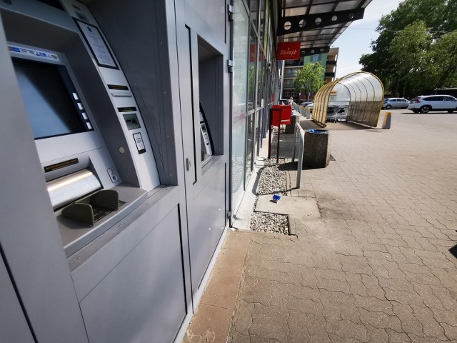 Możliwe będą płatności kartą w sklepach stacjonarnych i wypłacanie gotówki w bankomatach.