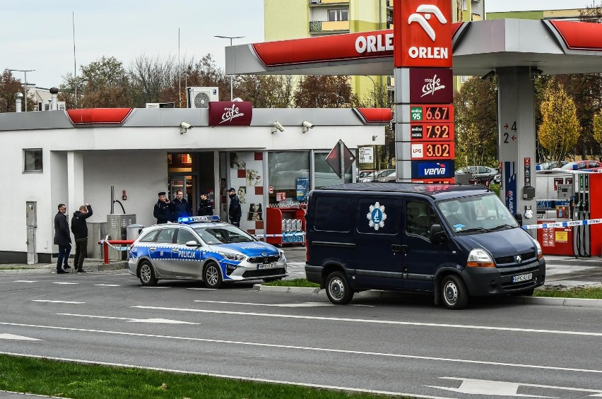 Samopodpalenie w Bydgoszczy. Młody mężczyzna polał się benzyną z dystrybutora na stacji paliw i podpalił [zdjęcia z miejsca zdarzenia]