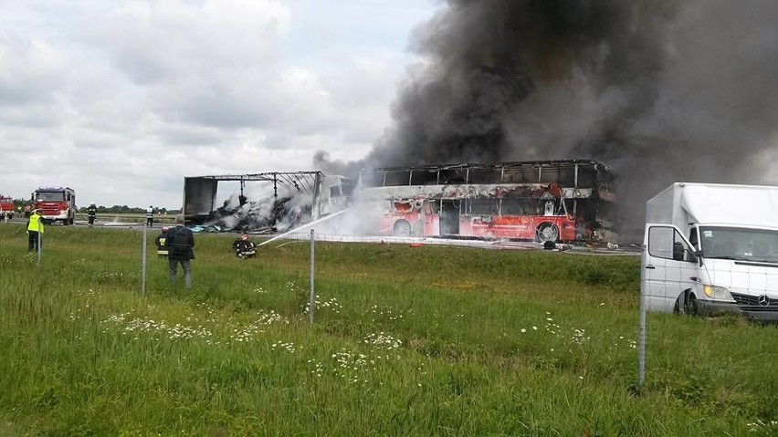 Karambol i pożar na A4. Cztery auta, w tym Polski Bus z Wrocławia, stanęły w ogniu (ZDJĘCIA, FILMY)