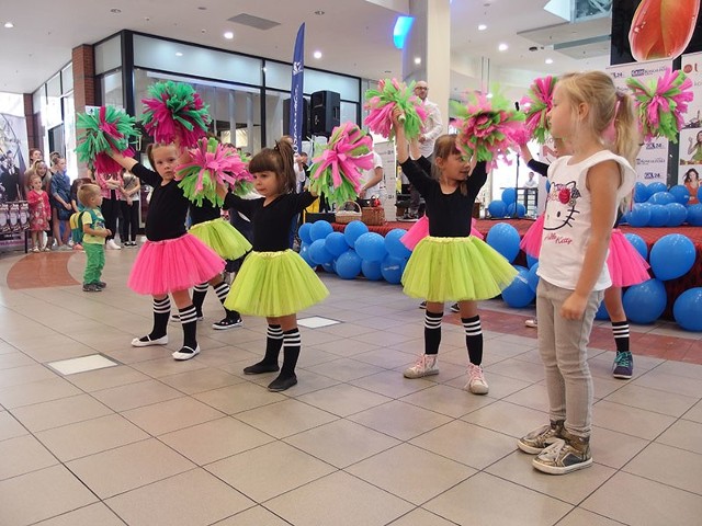 Podczas dzisiejszej  imprezy "Witaj szkoło" w Centrum Handlowym Atrium prezentowało się kilkanaście szkół nauki języków, tańca czy gry na instrumentach.