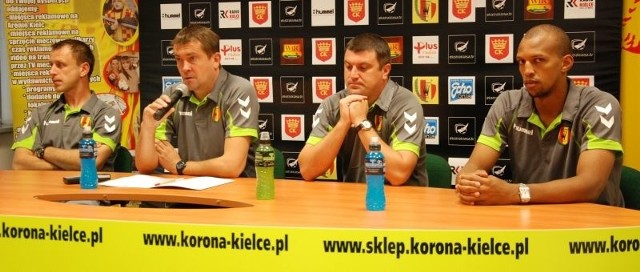 Od lewej: Jacek Markiewicz, trener Marcin Sasal, drugi trener Marin Gawron, Hernani.