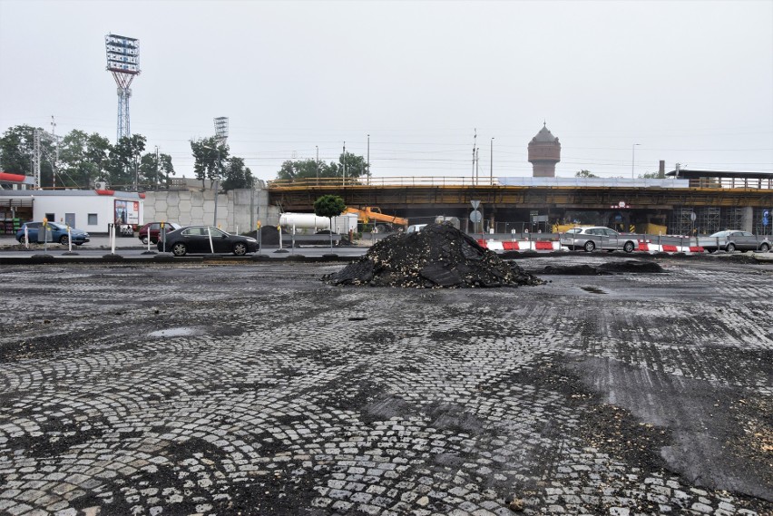 Centrum przesiadkowe Opole Wschodnie. Usunięty asfalt i...