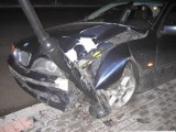 Rozpędzone BMW uderzyło w słup