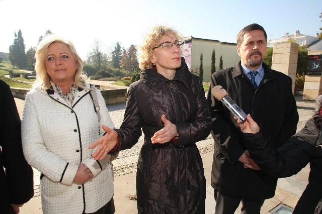  Europoseł Beata Gosiewska udzieliła popracia między innymi kandydatom do Rady Miasta w Kielcach. Na zdjeciu z Renatą Wichą i Jarosławem Karysiem.