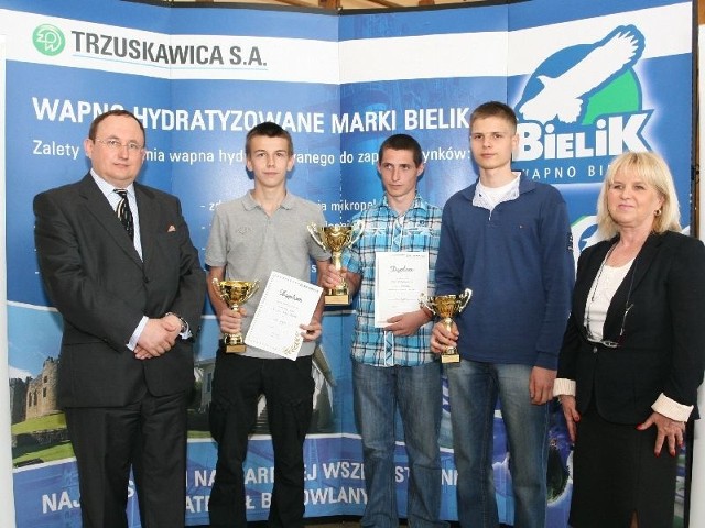 Zwycięzcy konkursu z prezesem Zakładów Trzuskawica Michałem Jankowskim i dyrektor szkoły Marylą Gładyś.