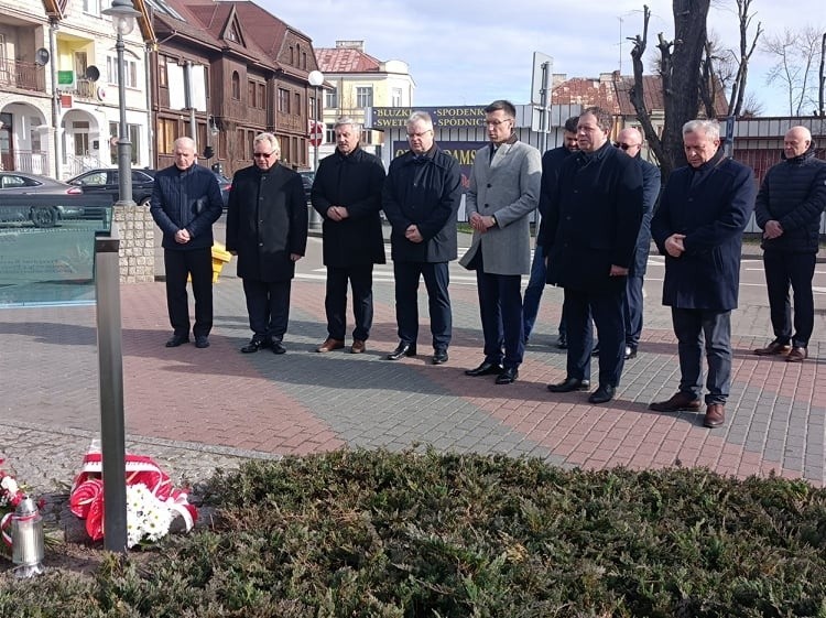 12. rocznica katastrofy smoleńskiej w Ostrołęce. Kwiaty i modlitwa dla uczczenia pamięci tych, którzy zginęli. 10.04.2022 Zdjęcia