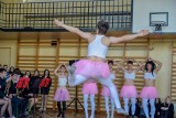 Dzień Kobiet z... niesamowitym męskim baletem dla pań we włoszczowskim "Staszicu". Zobaczcie zdjęcia