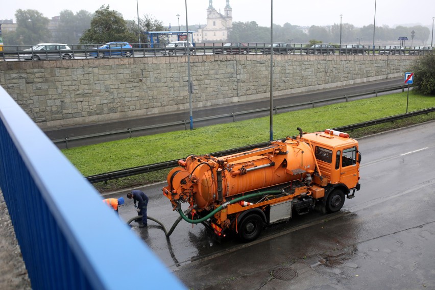 Pogotowie przeciwpowodziowe w Krakowie, woda zalała tunele [ZDJĘCIA]