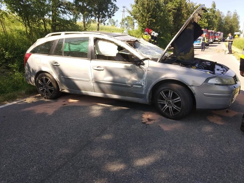 Wypadek w Zbydniowie. Dachowanie samochodu osobowego koło szkoły, droga całkowicie zablokowana