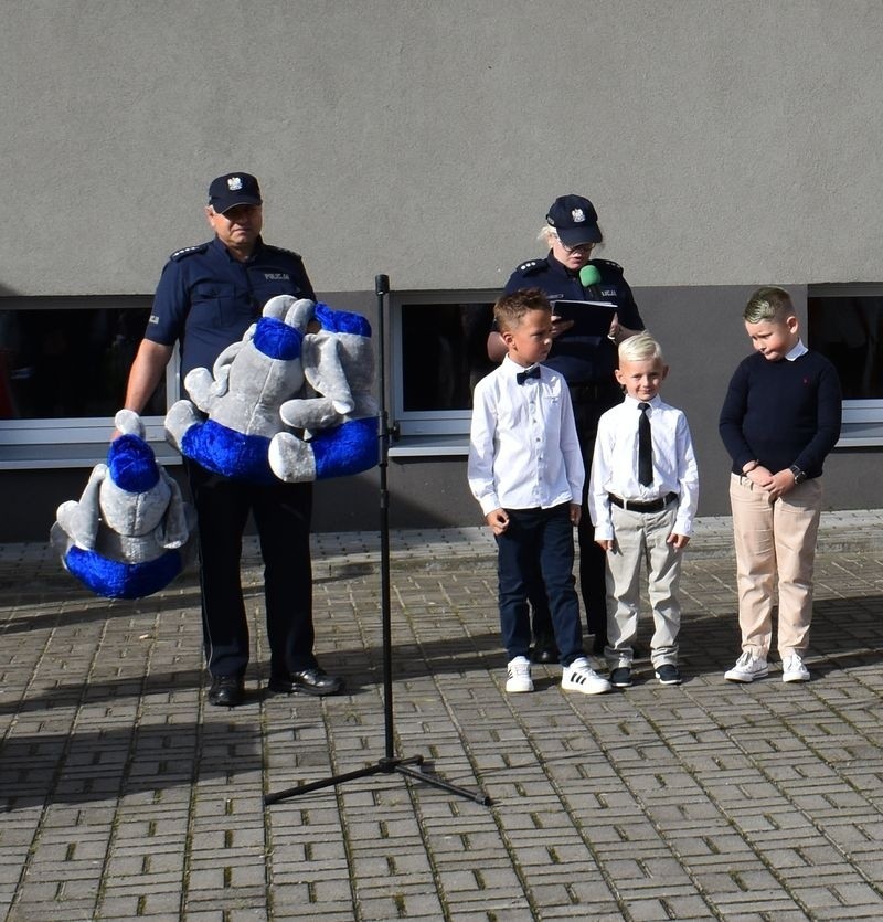Trzech uczniów SP 8 w Malborku nagrodzonych przez komendanta policji