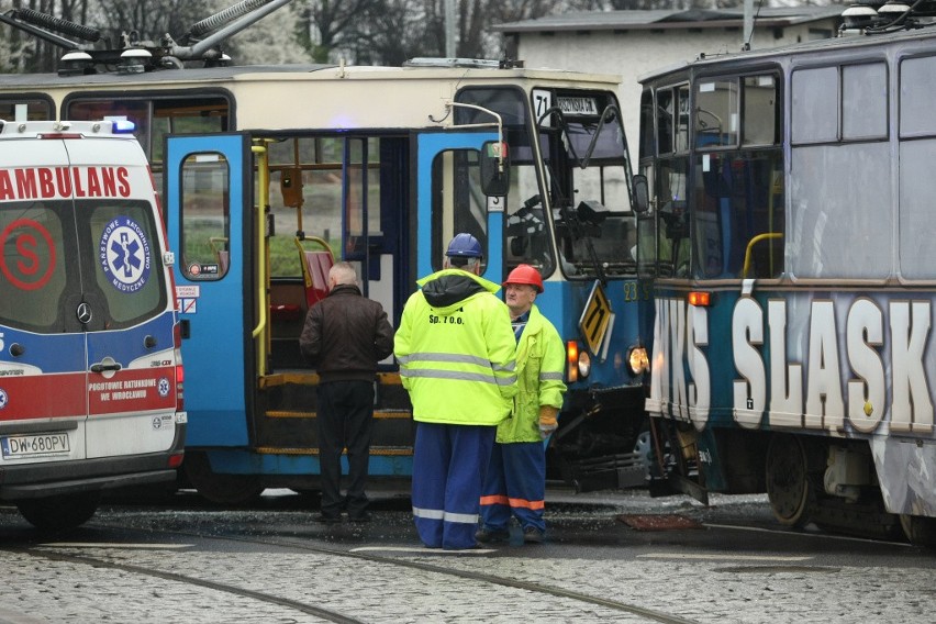 Wypadek tramwajowy na pl. Powstańców Wielkopolskich....