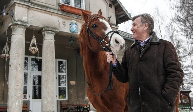 Antoni Dziugieł, współwłaściciel stadniny koni w Albigowej, z Moim Baskiem, praprawnukiem Baska, który stał się ulubieńcem ludzi w Stanach Zjednoczonych.