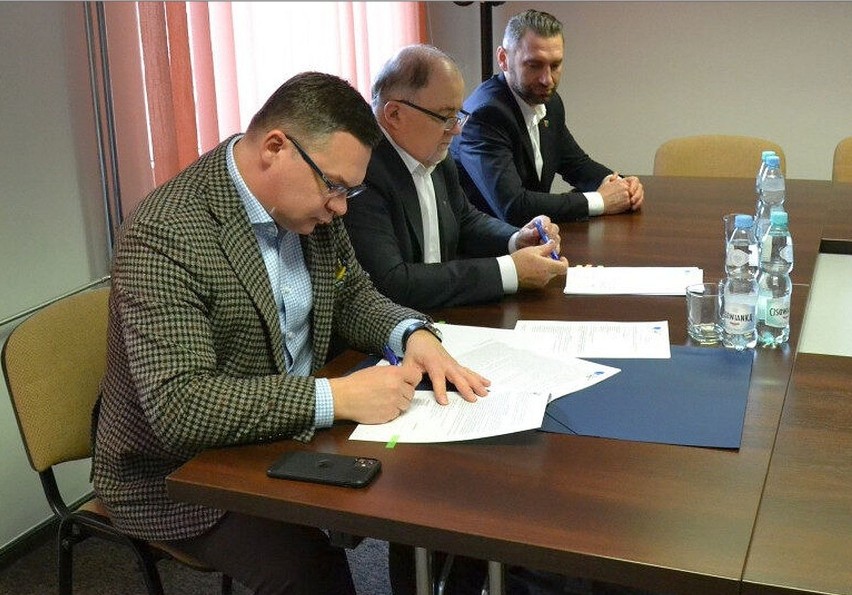 Umowę na przebudowę drogi w gminie Pysznica podpisują...
