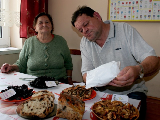 Zastępują gumę do żucia, są smaczne i zdrowe a upieczony z ich dodatkiem chleb z powodzeniem zastępuje nawet wyszukany deser – zapewnia Bogdan Stanik. Nad zapewnieniem tradycyjnego sposobu suszenia czuwa Stanisława Stanik, matka Bogdana. Fot.ROMAN KIJANKA