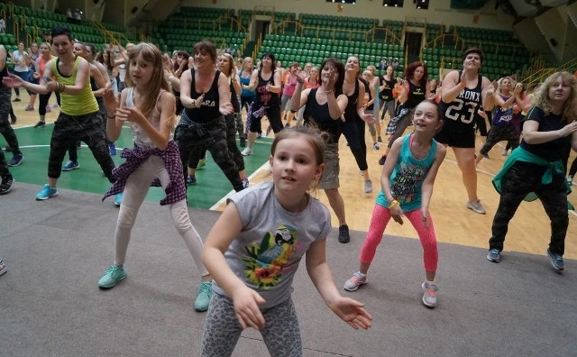 Bardzo duża grupa miłośników zumby pojawiła się w hali widowiskowo - sportowej w Inowrocławiu, gdzie zorganizowano imprezę charytatywną pod tytułem „Maraton Zumby & Salsation”. Dochód ze sprzedaży biletów na wspólną zabawę, którą poprowadzili instruktorzy z różnych zakątków Polski, przeznaczony został na rehabilitację trójki dzieci: Wiktorii, Oliwki i Igorka. Maraton zorganizowała Paulina Kluczyńska przy wsparciu OSiR i Fundacji KSM.