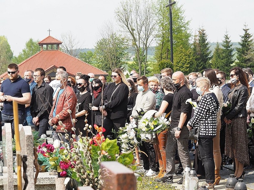 Tłumy brzezinian pożegnały Ryszarda Jasińskiego. Rodzinie zmarłego wręczono pośmiertne odznaczenie "Za Ofiarność i Odwagę". ZDJĘCIA