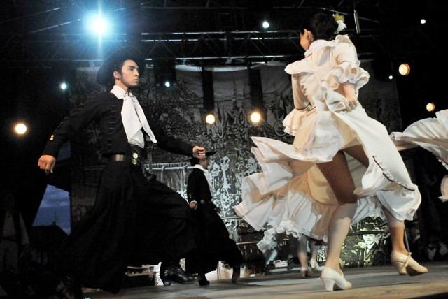 Grupa Comparia Argentina de Danzas "Sentires&#8221; zaprezentowała tradycyjne tango.