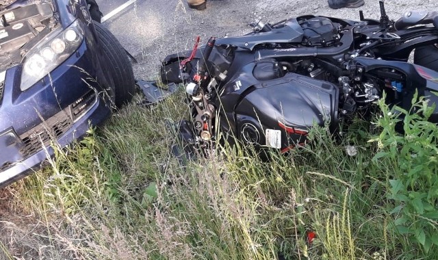 Na ulicy Sucharskiego w Lisiej Górze zderzyły się mazda oraz motocykl. Ranny został kierowca jednośladu