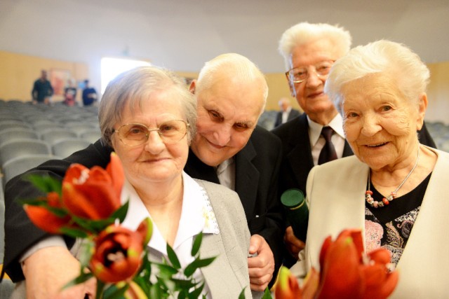 Państwo Eugenia i Bolesław Zające oraz państwo Irena i Stanisław Sierżantowie od 65-lat idą wspólnie, ramię w ramię przez życie.