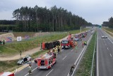 W pojazd służb drogowych wjeżdża samochód osobowy. Zobacz co może stać się na drodze 