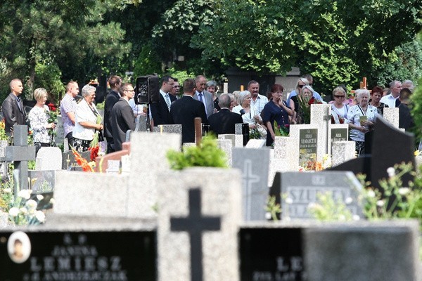 Ofiary mordu pochowano wczoraj na cmentarzu przy ul....