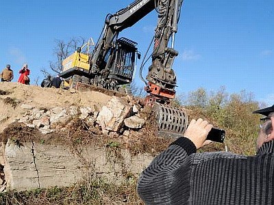 W miejscu, gdzie most połączy brzegi Nysy oraz wsie Coschen i Żytowań, stanęła we wtorek koparka.