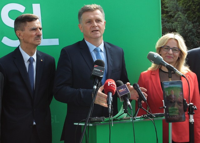 Adam Duszyk (środku) w towarzystwie kandydatów PSL do Rady Miejskiej Radomia - Józefa Bakuły i Agnieszki Stolarczyk.