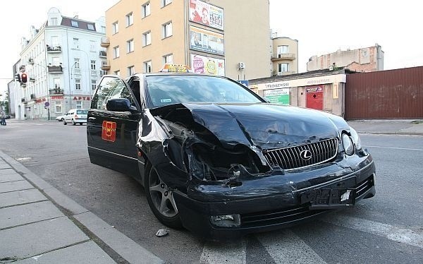 Wypadek na ul. Wólczańskiej. Saab zderzył się z leksusem