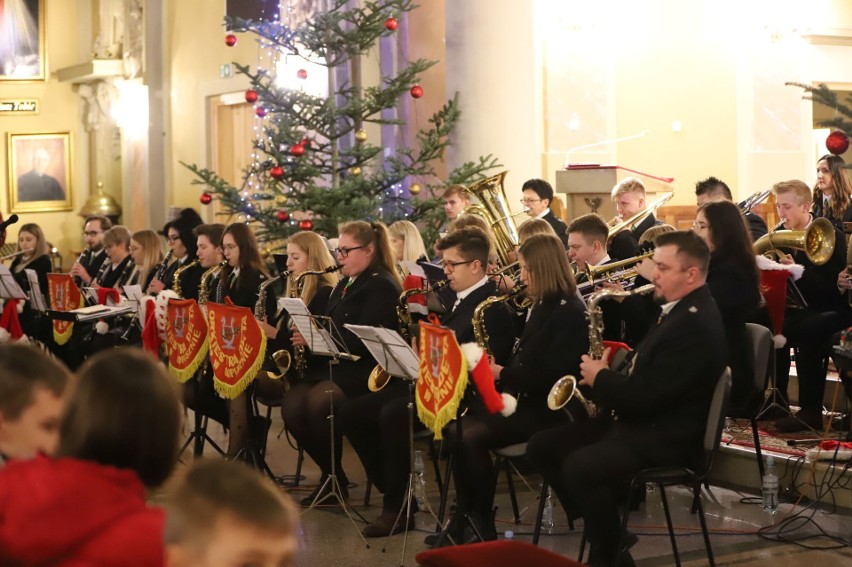 Orkiestra dęta zagrała kolędy w kościele w Łopusznie. Widzowie pod wielkim wrażeniem [ZDJĘCIA]