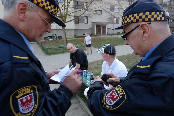 W sobotnie przedpołudnie towarzyszyliśmy strażnikom z Gorzowa podczas patrolu. Ryszard Drzażdżewski i Ryszard Winkiel przyjmowali skargi od mieszkańców, wypisywali mandaty za źle zaparkowane auta i picie alkoholu w miejscach publicznych oraz sprawdzali handlujących na chodnikach