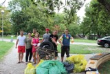 KOSTRZYN NAD ODRĄ. Grupa mieszkańców posprzątała staw w centrum miasta. Niska woda odsłoniła całą masę śmieci