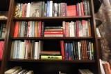 Księgarnie znikają z Polski. Przez ostatnie 10 lat zniknęła 1/3 wszystkich księgarń. Czy Polacy nie chcą kupować książek?