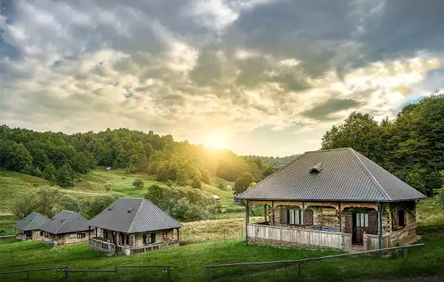 Zabytkowa osada w Salistea De Sus w Rumunii - blacha trapezowa Blachy Pruszyński