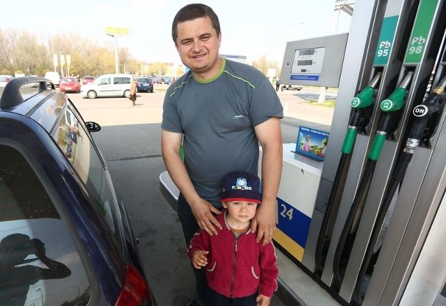 - Kilkunastogroszowe spadki cen paliw nie mają większego znaczenia, chyba, że ktoś wyjątkowo dużo jeździ lub prowadzi firmę &#8211; uważa Wojciech Łyżwiński.