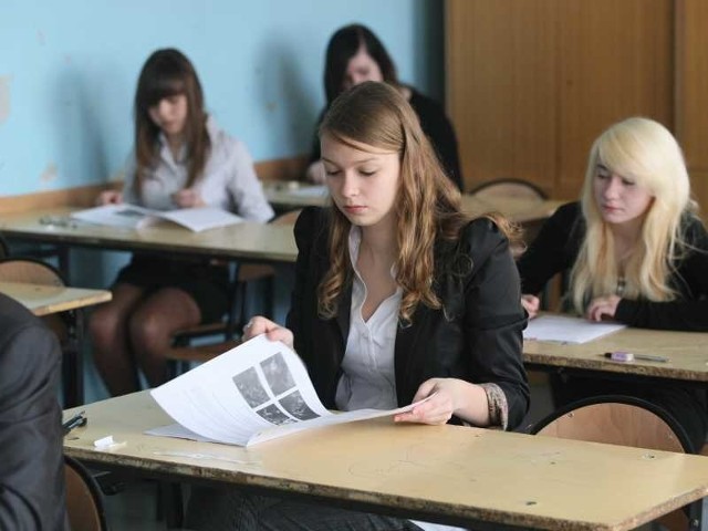 Uczniowie Gimnazjum nr 12 w Kielcach punktualnie o godzinie 9.00 przystąpili do rozwiązywania testu.