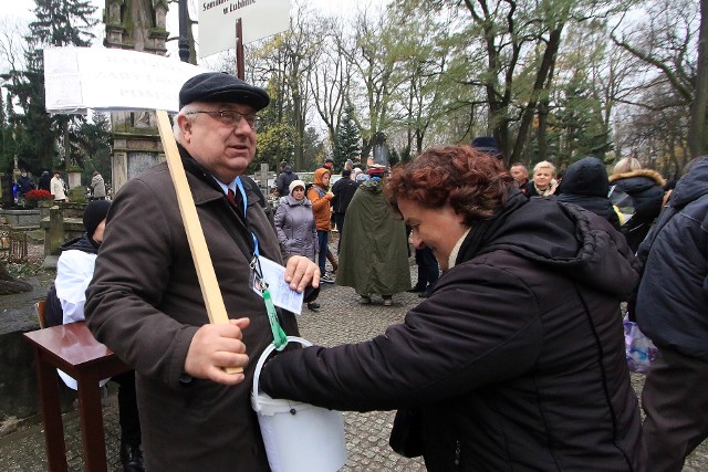 Radny miejski, Zbigniew Jurkowski w tym roku kwestował z transparentem, żeby być lepiej widocznym dla przechodzących