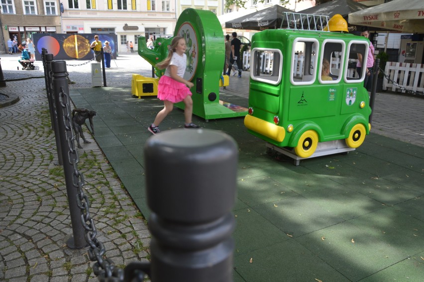 Nowa strefa dla dzieci ustawiona przed ratuszem w Zielonej...