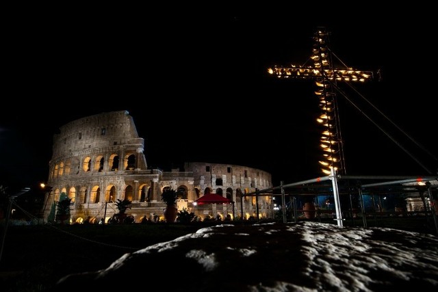 Droga Krzyżowa w Koloseum bez udziału papieża Franciszka