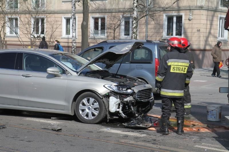 Wypadek na Krakowskiej, taksówka zderzyła się z fordem