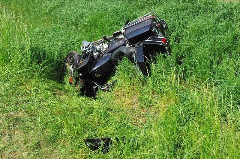 Wypadek koło Zieleniewa. Motocyklista wjechał do rowu