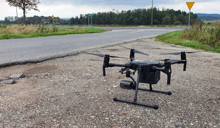 Kontrole z lotu ptaka. Policyjny dron „ustrzelił” kilkunastu piratów drogowych w regionie koszalińskim