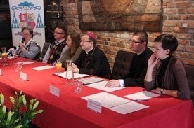 Konferencja prasowa z udziałem biskupa Stefana Regmunta w kawiarni "Pod Aniołami"