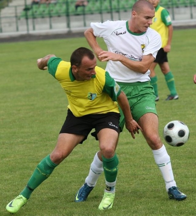 Piłkarze Siarki Tarnobrzeg (z lewej Tomasz Walat) walczyć będą o pierwsze zwycięstwo w tym sezonie.